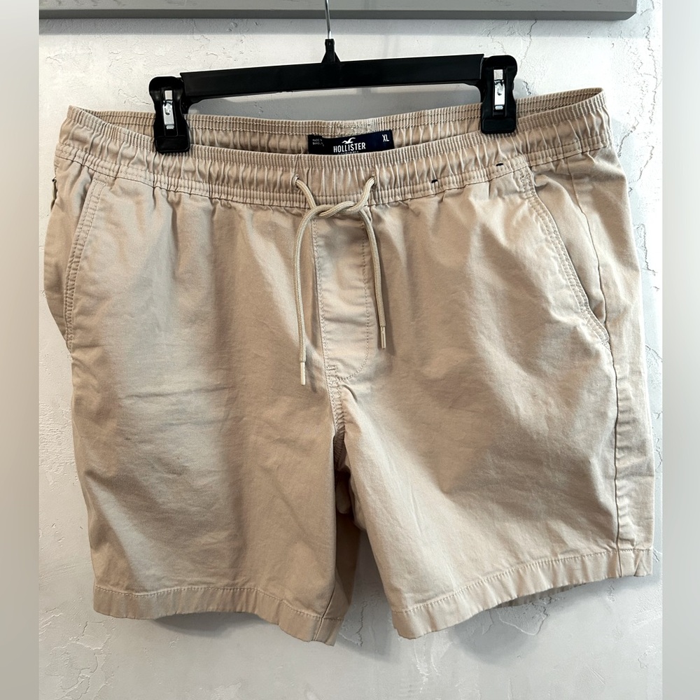 Hollister Men's Tan Shorts